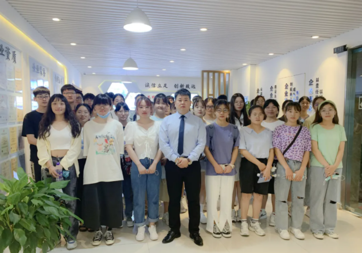  走出課堂 走進企業(yè) | 河南財政金融學院應(yīng)屆畢業(yè)生走進榮盛耐材參觀學習